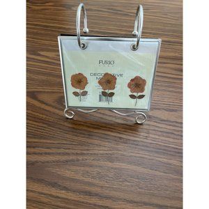 Furio Home decorative metals 4”x6” photo holder on stand